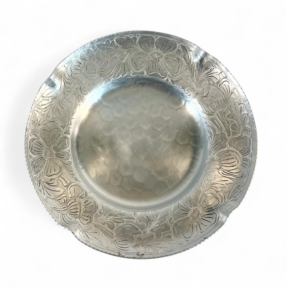 Hammered Aluminum, Poor Mans Silver Round Serving Tray/Plate circa 30-50s Floral - Picture 1 of 8